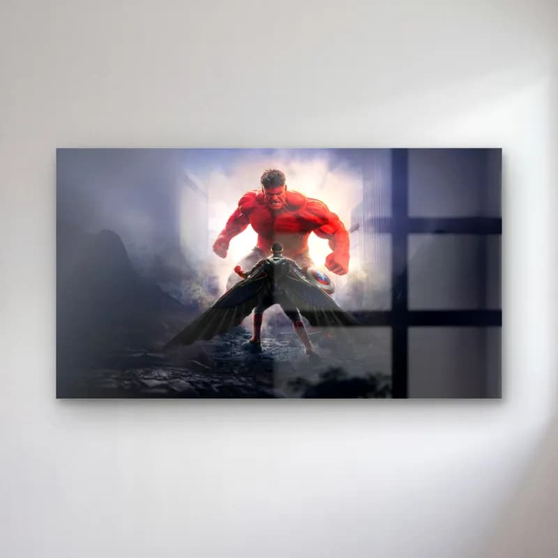 Red Hulk Sisli Dağlarda cam tablo — Sisli gri dağ manzarası önünde kaslı kırmızı gövdeli Red Hulk