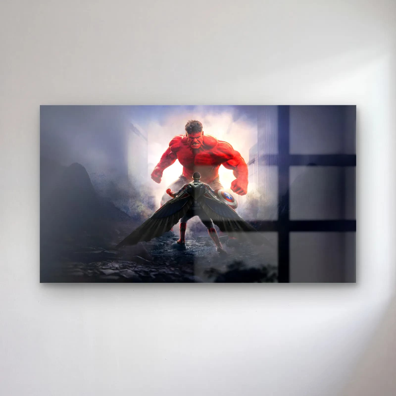 Red Hulk Sisli Dağlarda cam tablo — Sisli gri dağ manzarası önünde kaslı kırmızı gövdeli Red Hulk