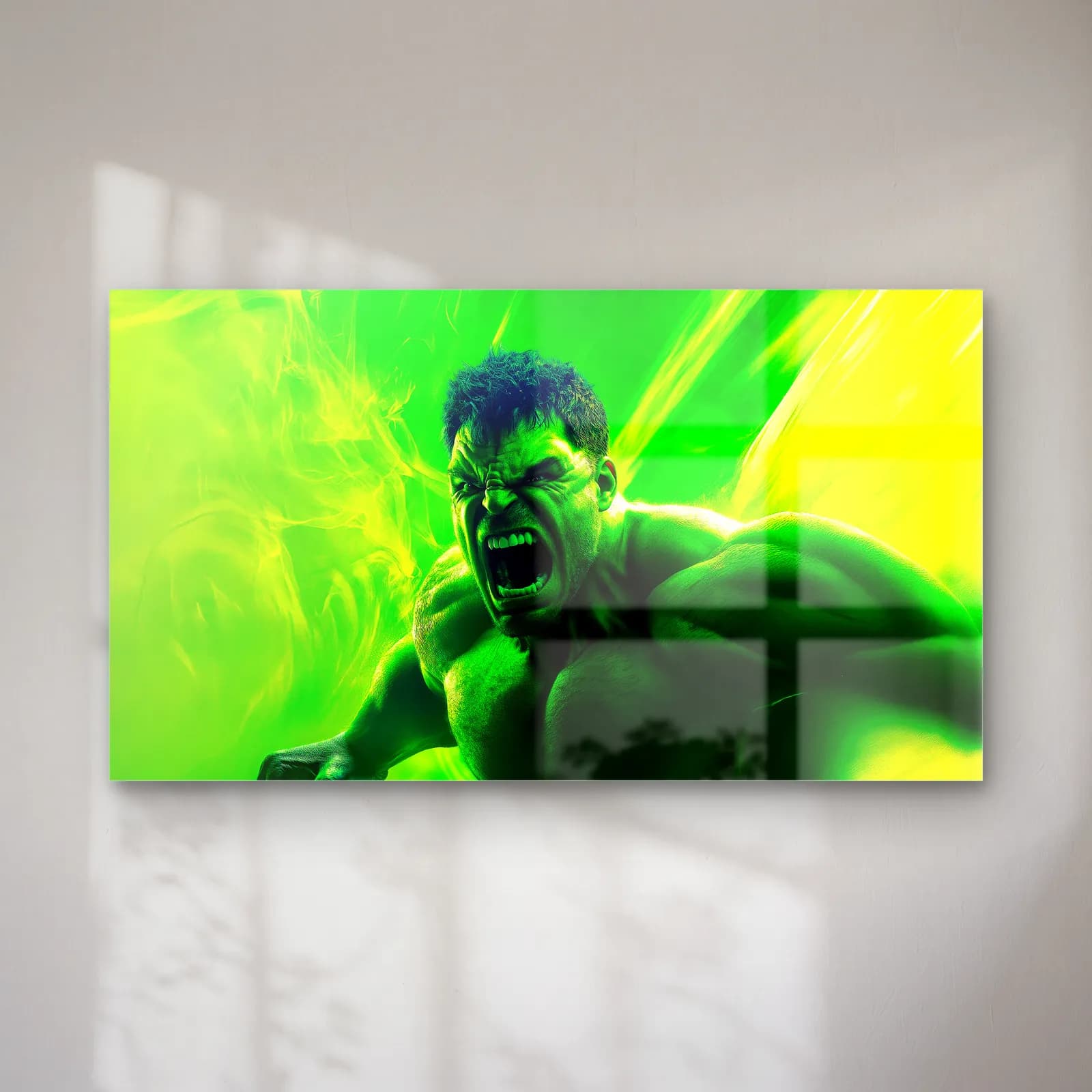 Hulk Neon Yeşil cam tablo — Parlak yeşil ve sarı ışık fonunda bağıran öfkeli Hulk