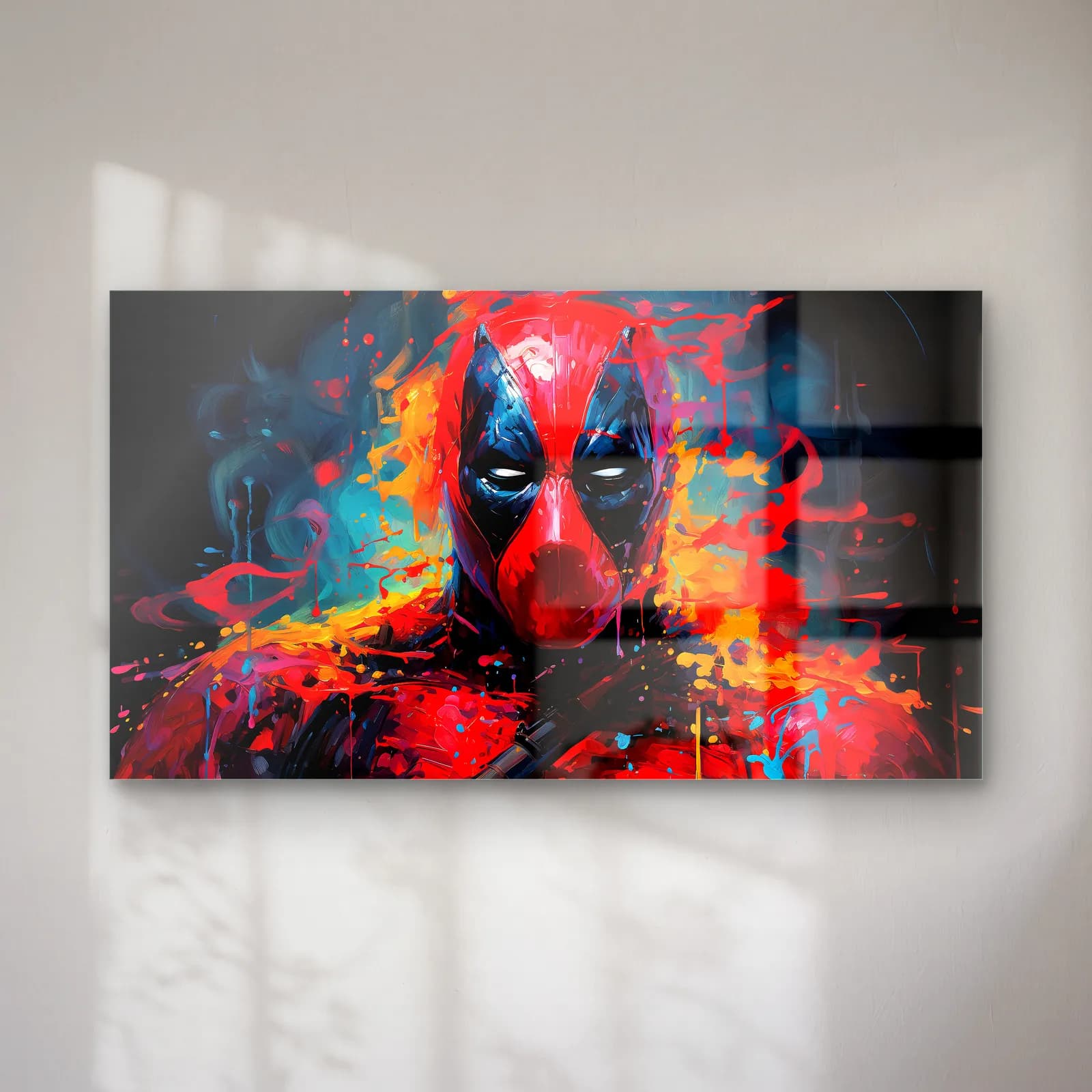 Deadpool Renkli Portre cam tablo — Siyah fonda kırmızı ve mavi boya sıçramaları arasında maskeli Deadpool