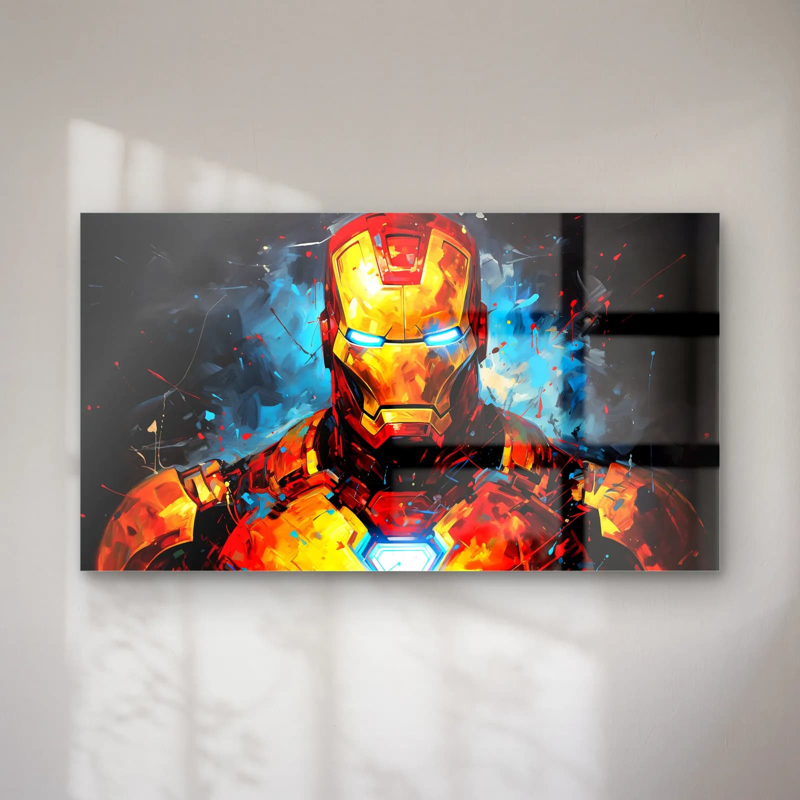 Iron Man Renkli Portre cam tablo — Siyah fonda mavi ve turuncu boya sıçramaları arasında kırmızı-altın Iron Man
