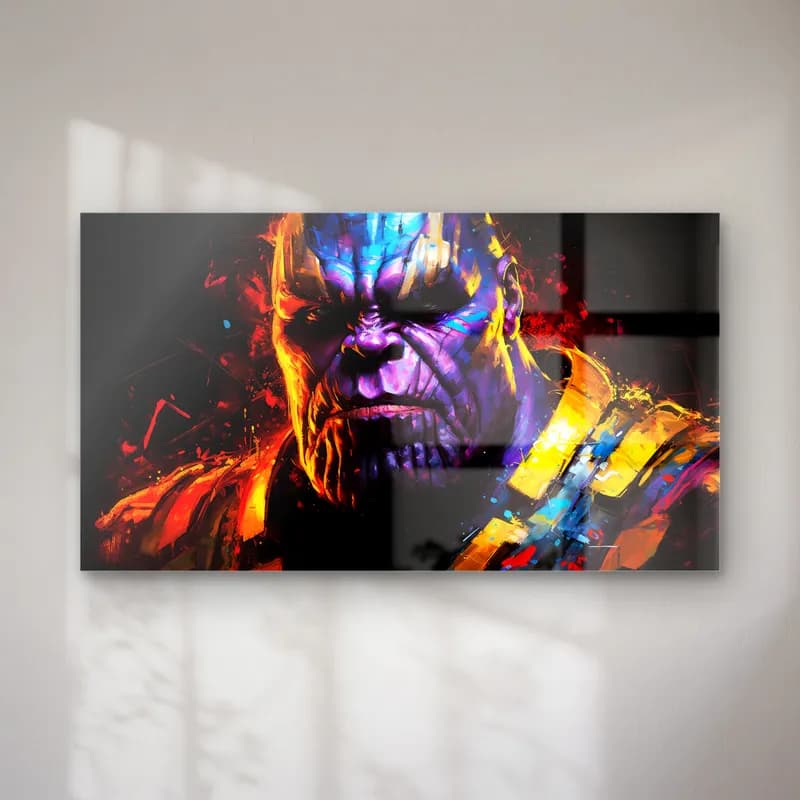 Thanos Renkli Portre cam tablo — Siyah fonda kırmızı ve sarı boya sıçramaları arasında mor tenli Thanos