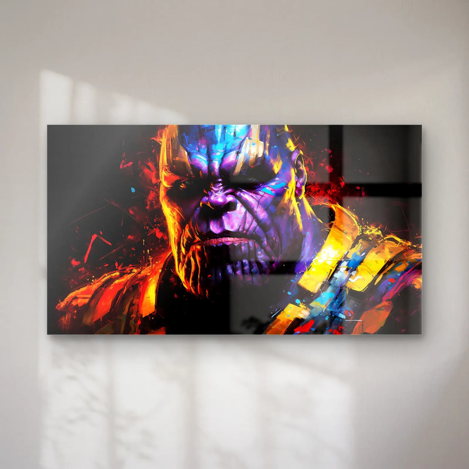 Thanos Renkli Portre cam tablo — Siyah fonda kırmızı ve sarı boya sıçramaları arasında mor tenli Thanos
