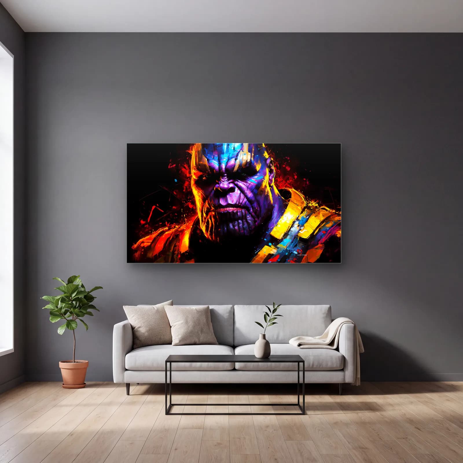 Thanos Renkli Portre cam tablo — gri duvarlı salonda