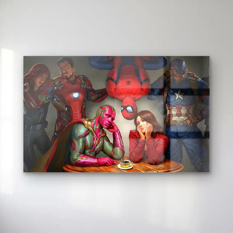 Vision ve Wanda Kafede cam tablo — Kafe masasında oturan Vision ve Wanda, arkada Iron Man, Kaptan Amerika, Örümcek Adam