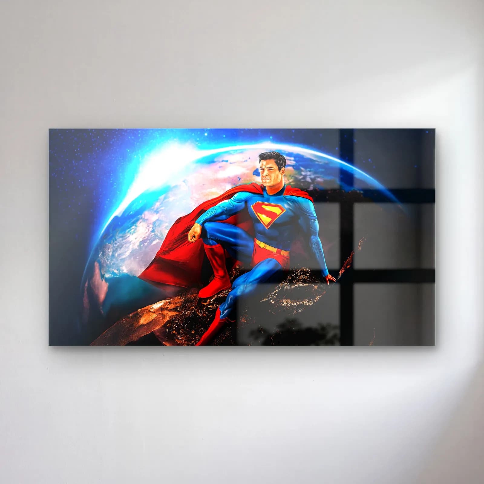 Superman Dünya Üzerinde cam tablo — Kırmızı pelerinli Superman uzayda Dünya'nın üzerinde süzülüyor