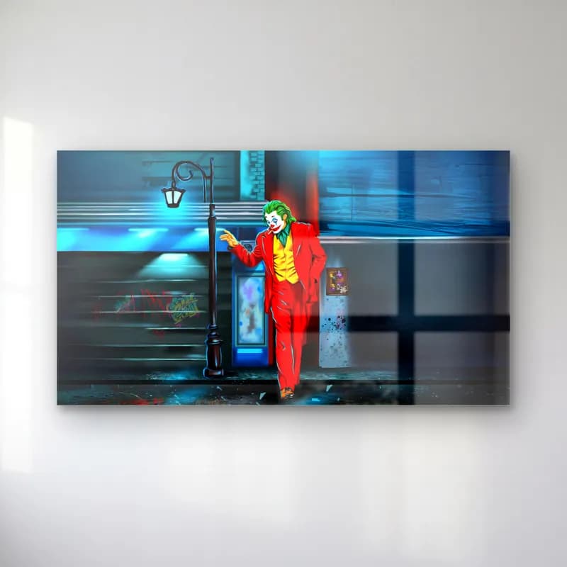 Joker Sokak Lambası cam tablo — Kırmızı takımlı Joker, mavi ışıklı sokakta lamba direğinin yanında