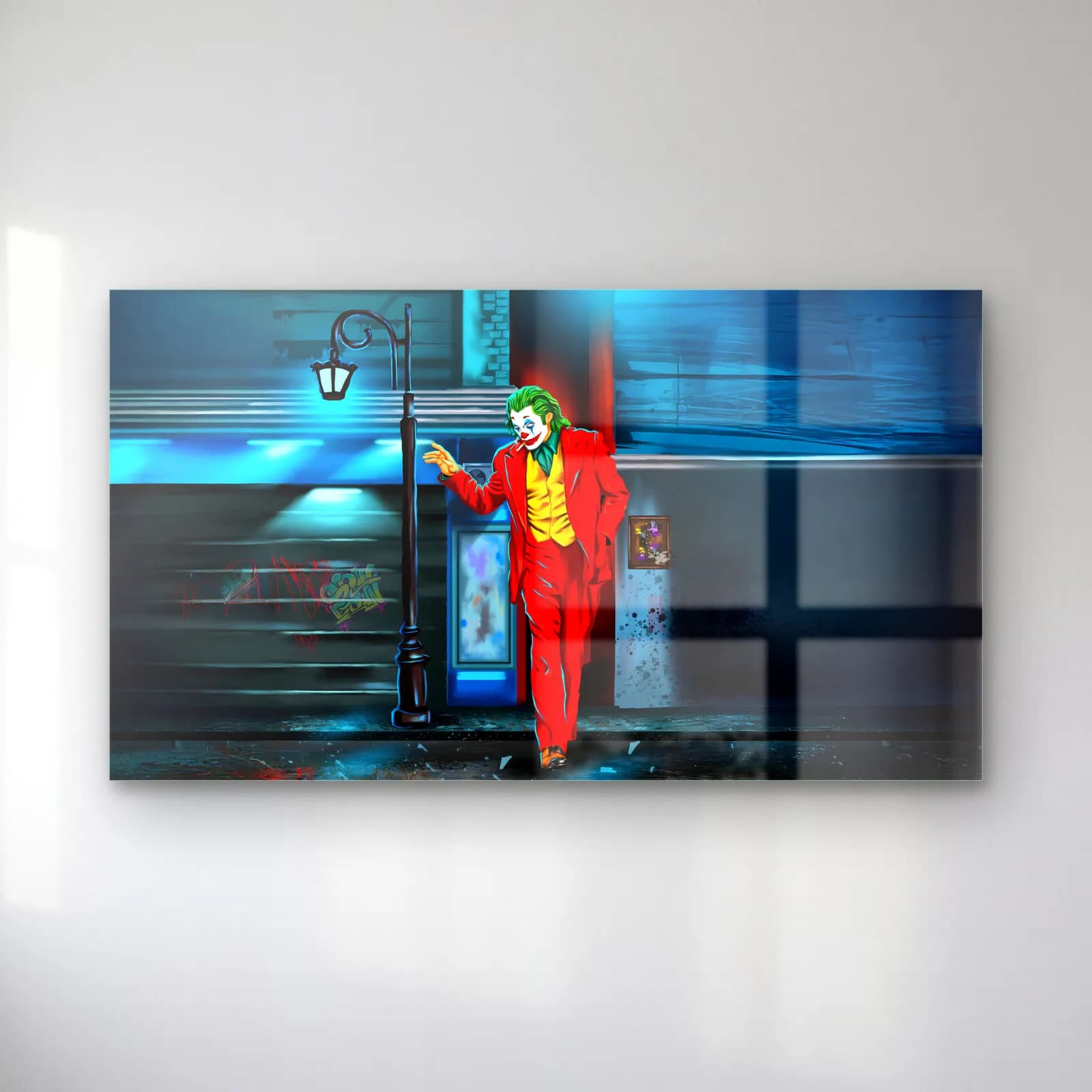 Joker Sokak Lambası cam tablo — Kırmızı takımlı Joker, mavi ışıklı sokakta lamba direğinin yanında
