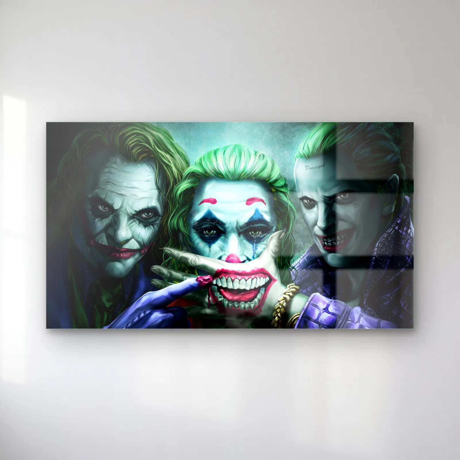 Üç Joker Portresi cam tablo — Yeşil saçlı üç farklı Joker yüzü yan yana, mor ve yeşil tonlarda