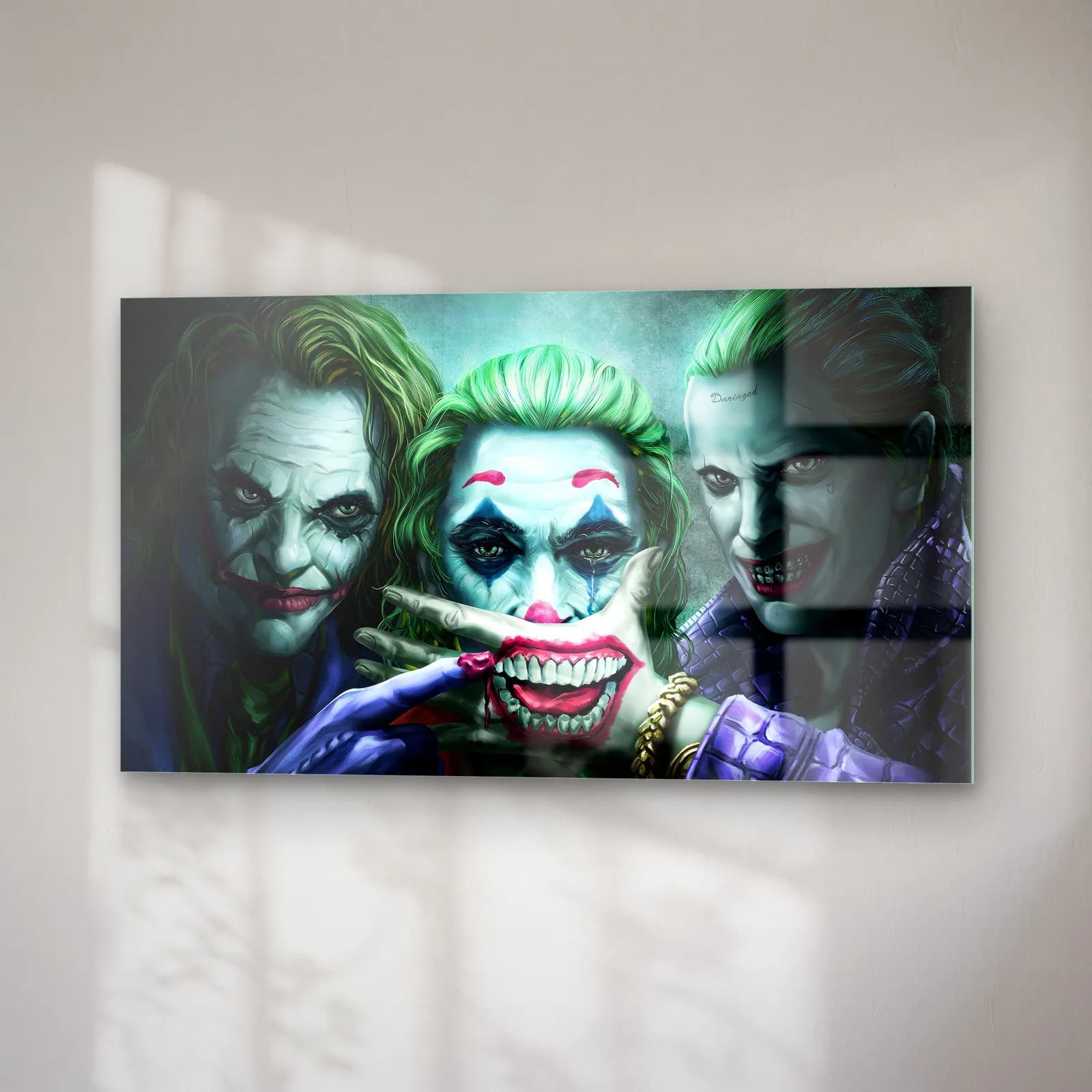 Üç Joker Portresi cam tablo — sağ açıdan görünüm