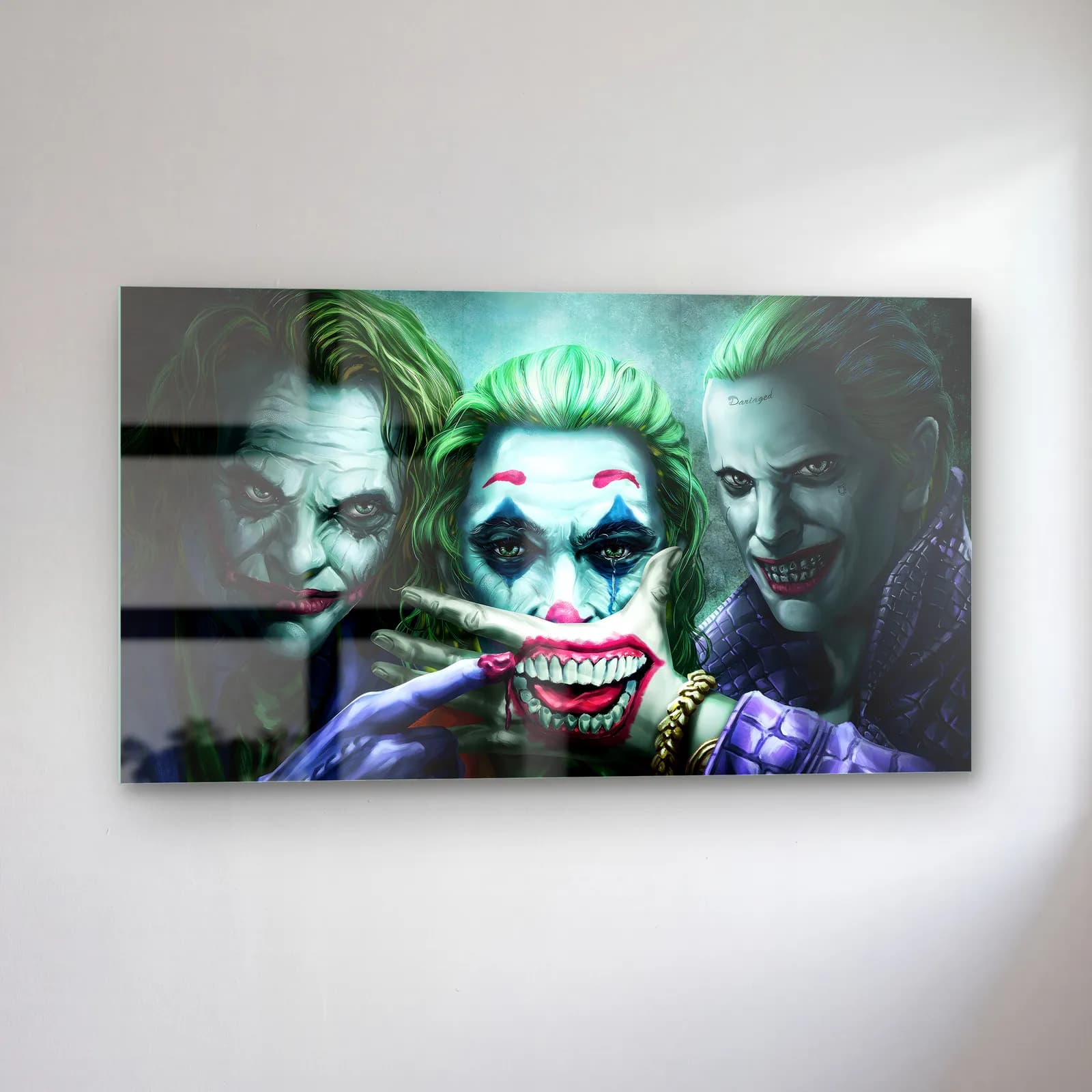 Üç Joker Portresi cam tablo — sol açıdan görünüm