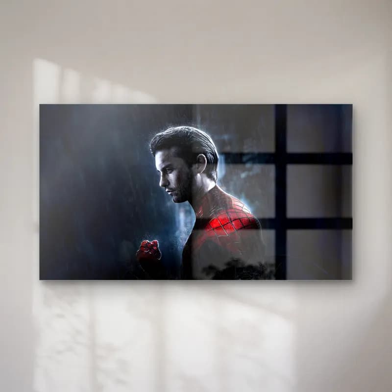 Peter Parker Yağmurda cam tablo — Spider-Man kostümlü Peter Parker yağmurda profilden, koyu gri fon