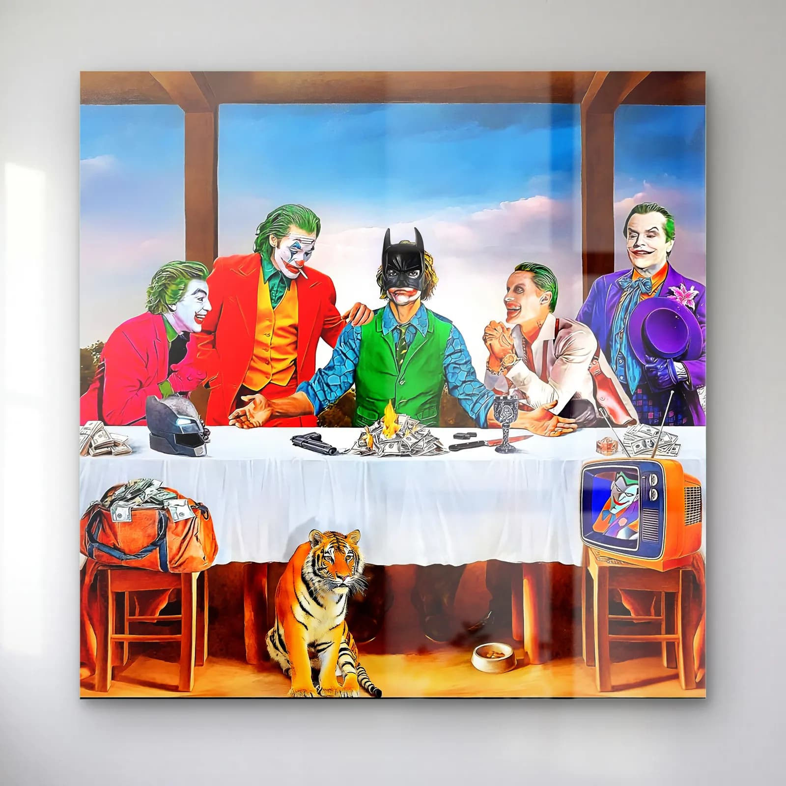 Joker ve Batman Son Akşam Yemeği cam tablo — Uzun masada Batman ve farklı Joker karakterleri, önde kaplan