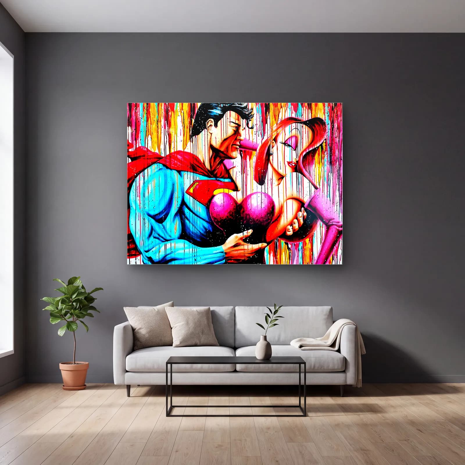 Superman ve Jessica Rabbit cam tablo — gri duvarlı salonda