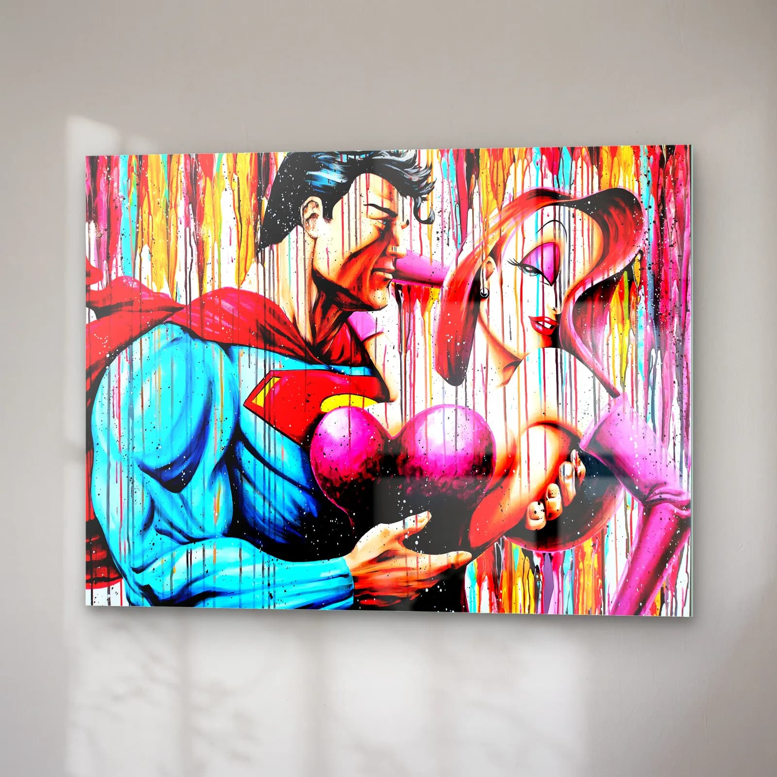 Superman ve Jessica Rabbit cam tablo — sağ açıdan görünüm