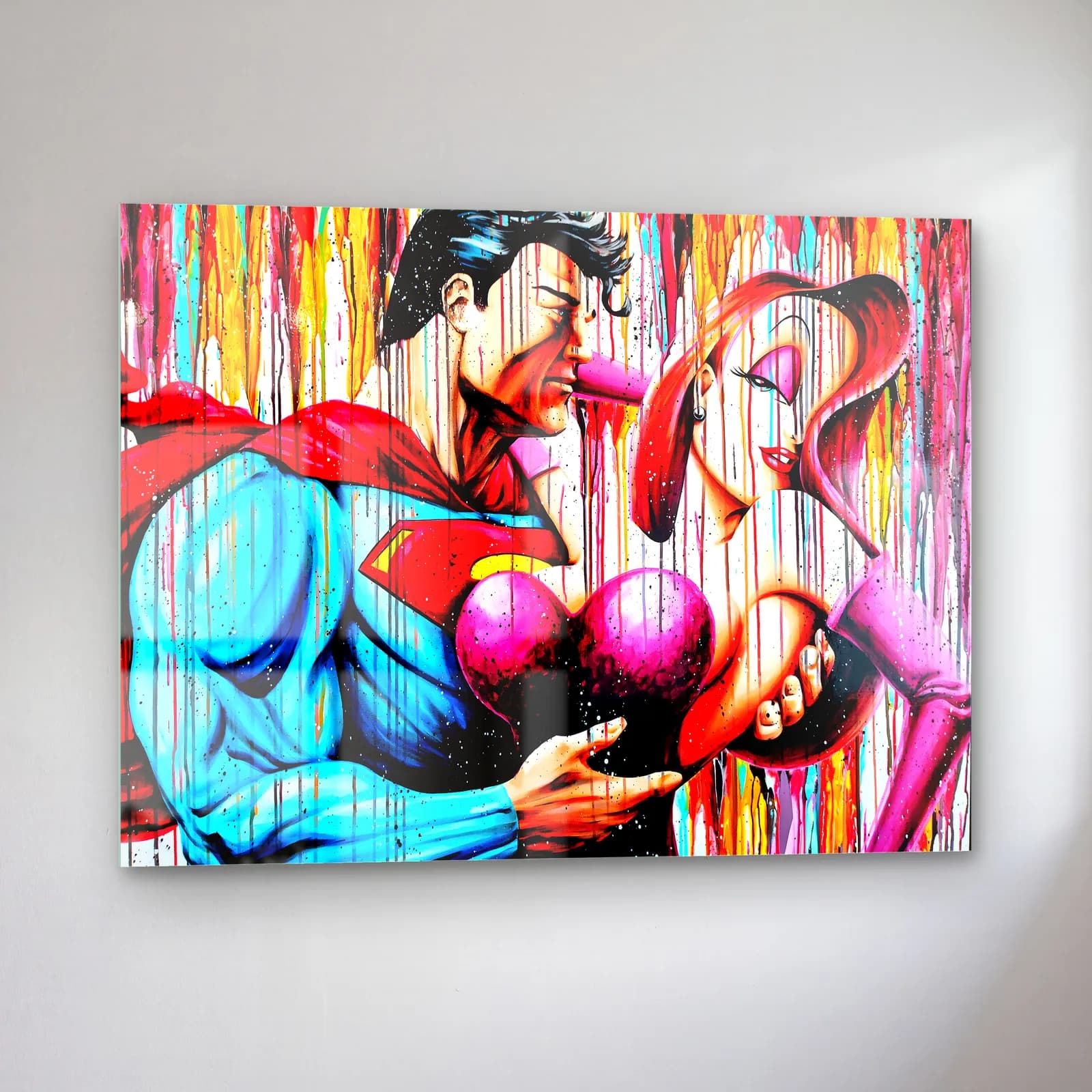 Superman ve Jessica Rabbit cam tablo — sol açıdan görünüm