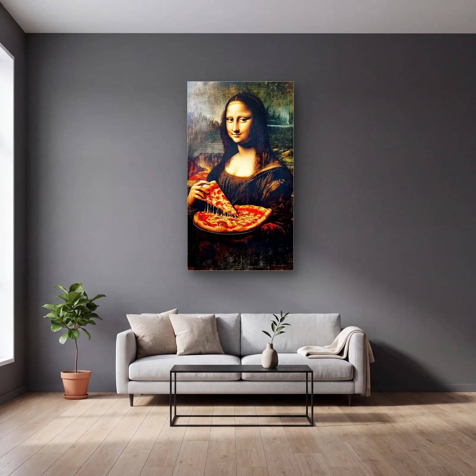 Pizzalı Mona Lisa cam tablo — gri duvarlı salonda