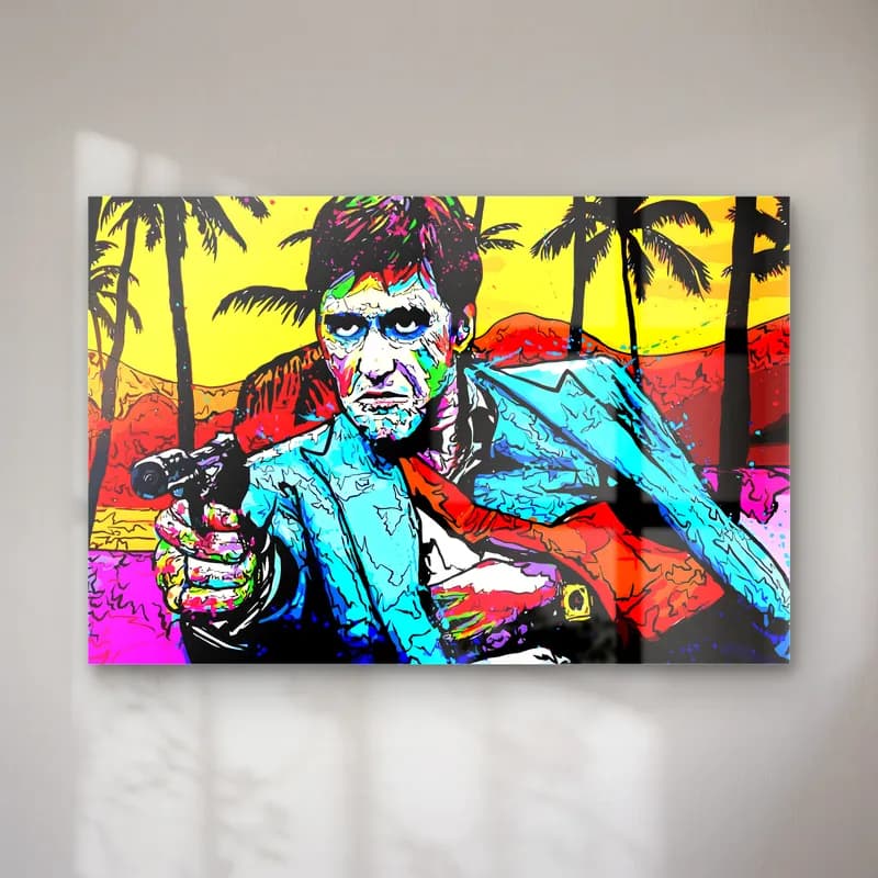Scarface Tony Montana Pop Art cam tablo — Mavi takım elbiseli Tony Montana silah doğrultuyor, palmiyeli sarı arka plan
