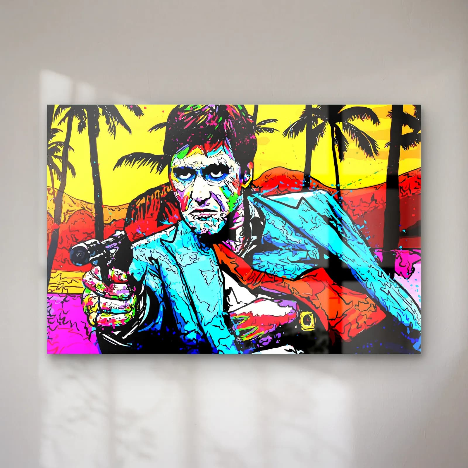 Scarface Tony Montana Pop Art cam tablo — Mavi takım elbiseli Tony Montana silah doğrultuyor, palmiyeli sarı arka plan