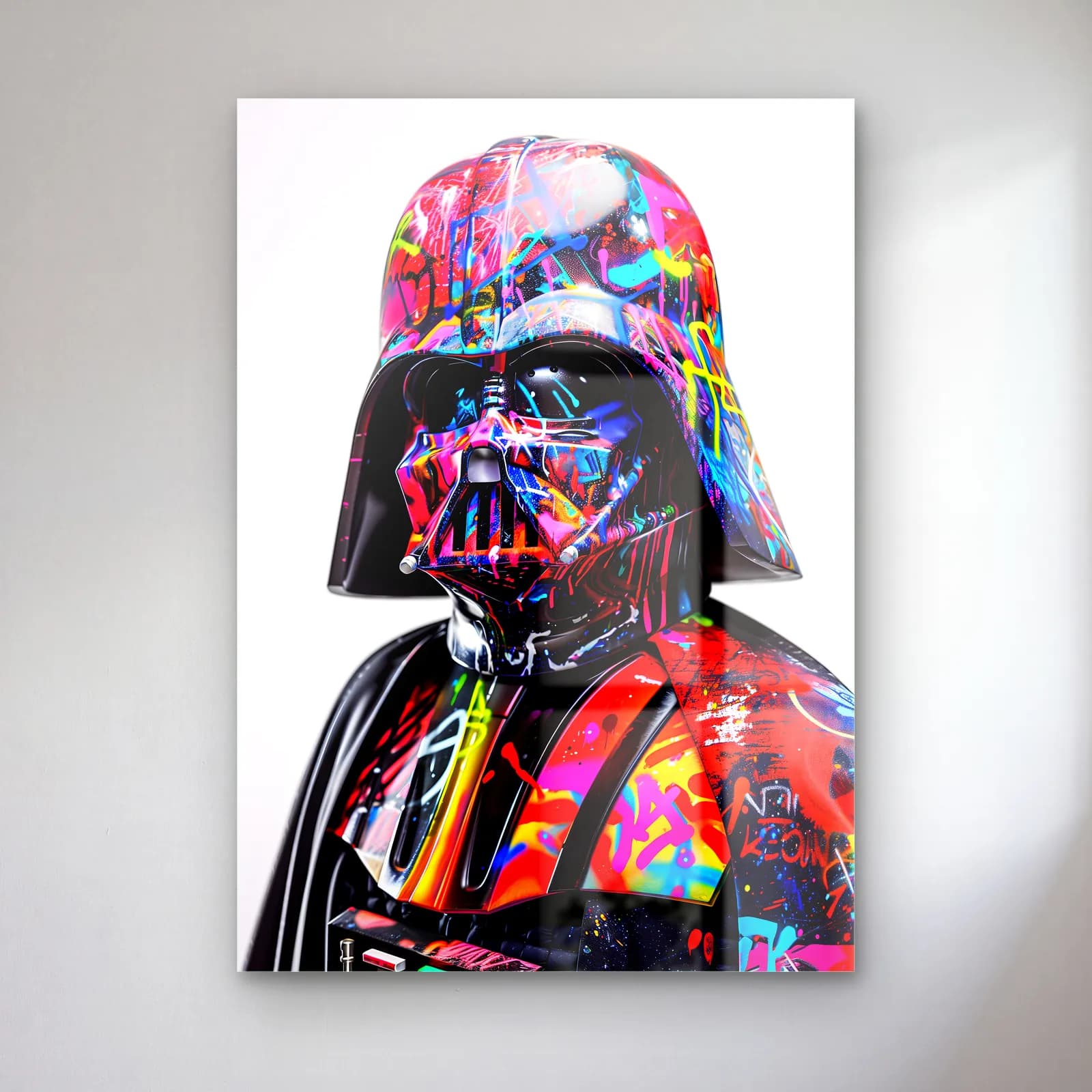 Grafiti Darth Vader Portresi cam tablo — Beyaz fonda neon grafiti çizgileriyle boyanmış Darth Vader kaskı