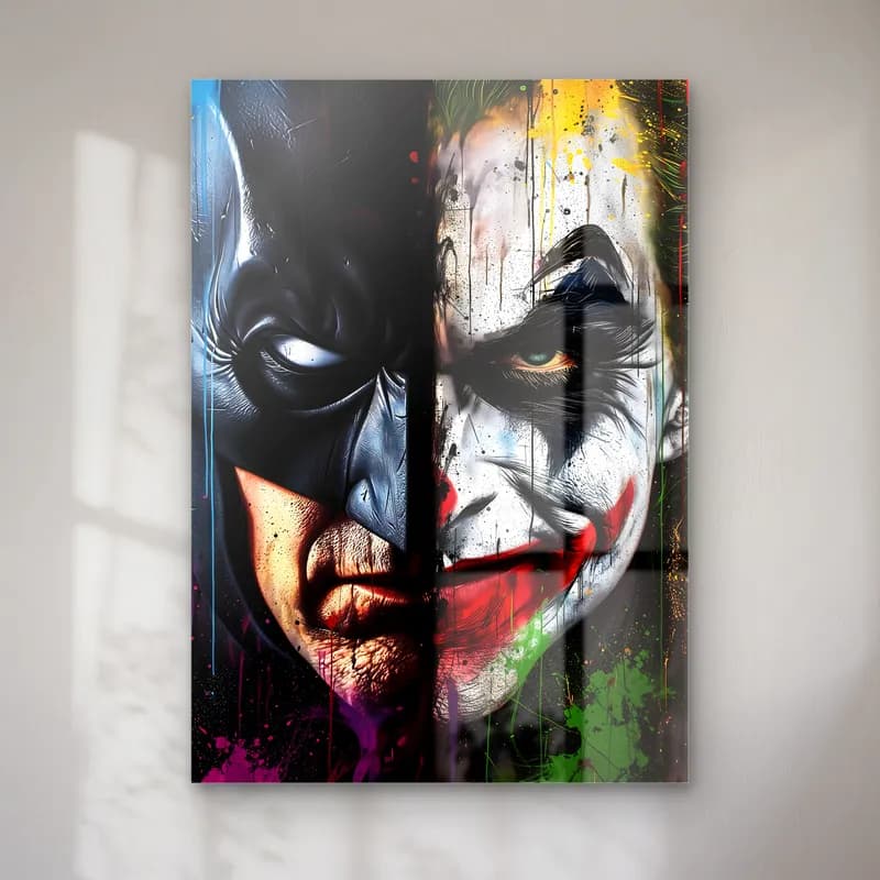 Batman ve Joker Karanlık Yarım Yüz cam tablo — Yarısı Batman maskesi yarısı Joker makyajlı yüz, koyu dokulu fon