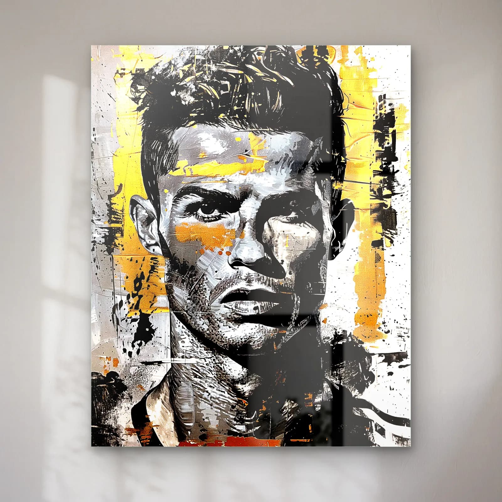 Cristiano Ronaldo Grafiti Portre cam tablo — Cristiano Ronaldo siyah beyaz yakın plan portresi, sarı ve siyah boya lekeleri