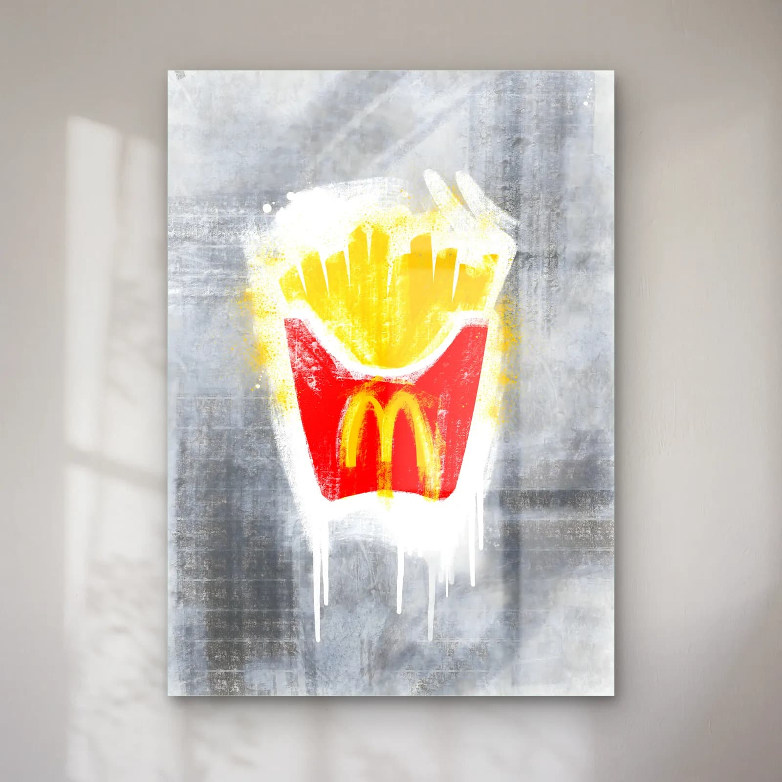 McDonald's Patates Grafiti cam tablo — Gri fonda akan boyalı kırmızı kutuda sarı patates kızartması