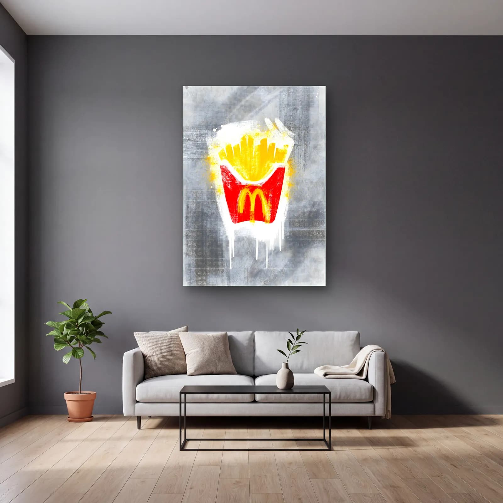 McDonald's Patates Grafiti cam tablo — gri duvarlı salonda
