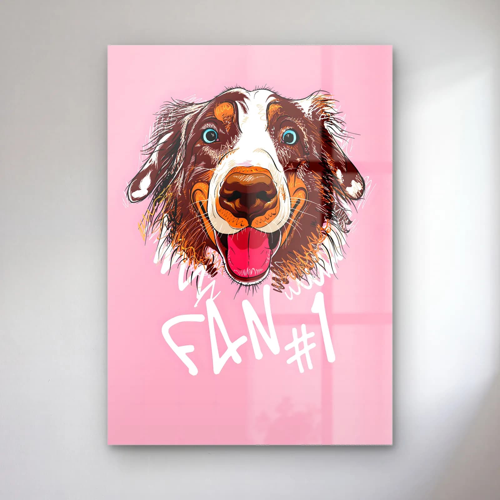 Fan 1 Neşeli Köpek cam tablo — Pembe fonda dili dışarıda gülen kahverengi beyaz köpek, Fan 1 yazısı
