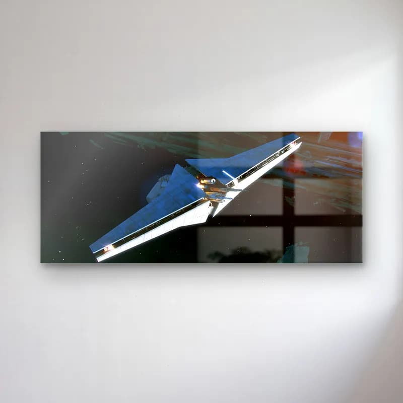 Star Wars Uzay Gemisi Panoramik cam tablo — Gri gökyüzünde süzülen gümüş tonlu köşeli uzay gemisi