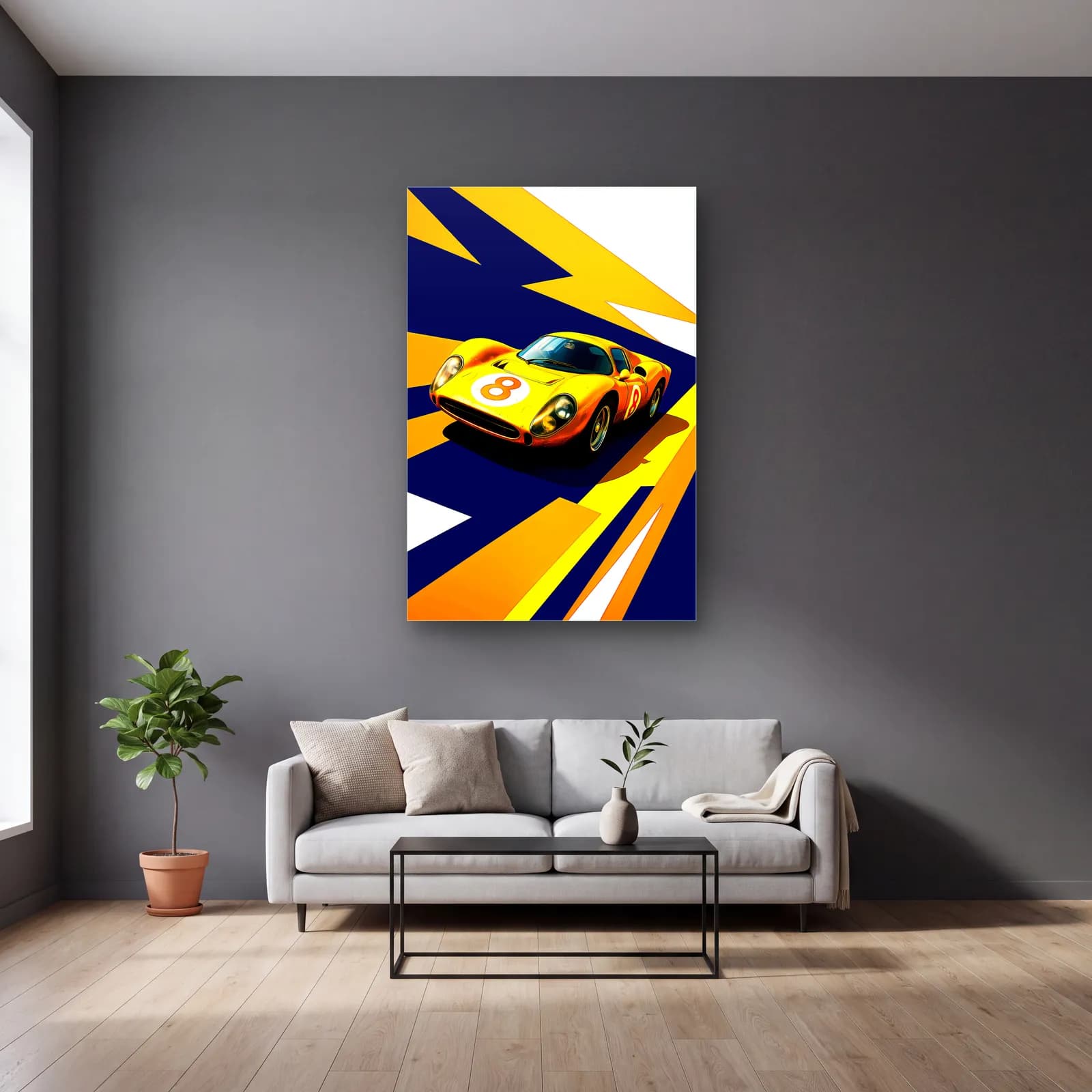 Pop Art Yarış Arabası Turuncu cam tablo — gri duvarlı salonda