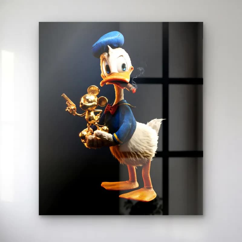 Altın Mickey Tutan 3D Donald Duck cam tablo — Siyah zeminde altın Mickey heykeli tutan mavi ceketli 3D Donald Duck