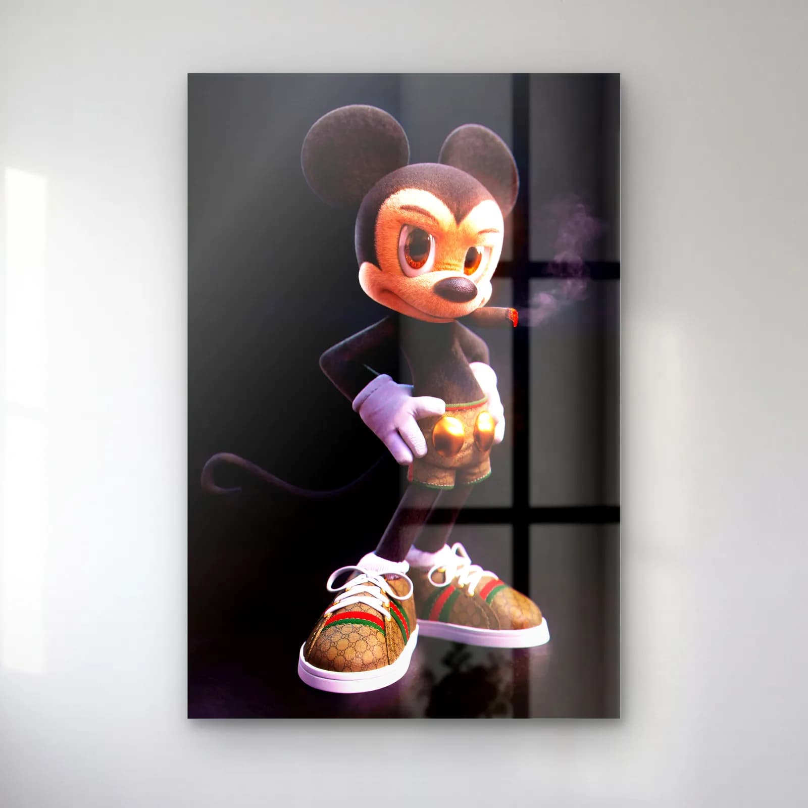 Gucci Sneakerlı Puro İçen Mickey cam tablo — Siyah zeminde puro içen, desenli sneaker giymiş 3D Mickey Mouse