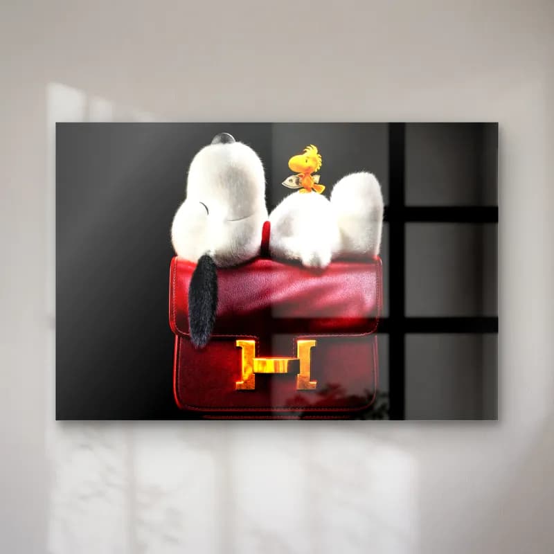 Hermès Çanta Üstünde Snoopy cam tablo — Kırmızı lüks çanta üzerinde uyuyan beyaz 3D Snoopy ve sarı Woodstock