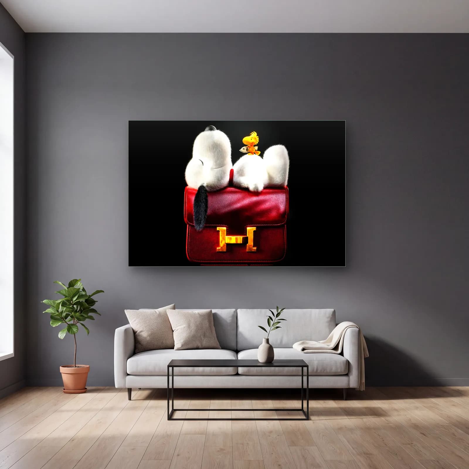 Hermès Çanta Üstünde Snoopy cam tablo — gri duvarlı salonda