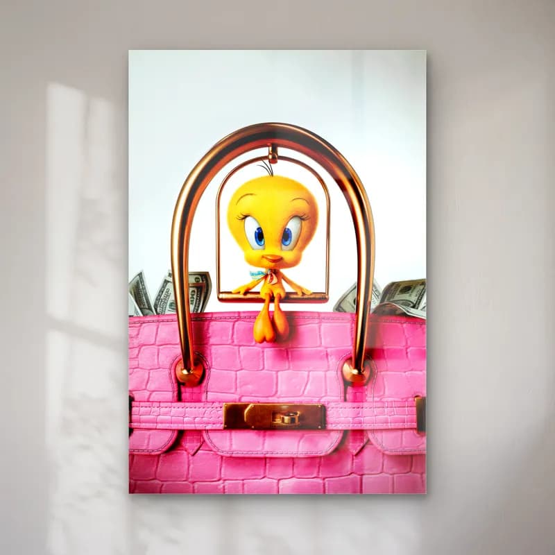 Pembe Birkin Çantada Tweety cam tablo — Dolar dolu pembe lüks çantanın altın sapında oturan sarı Tweety