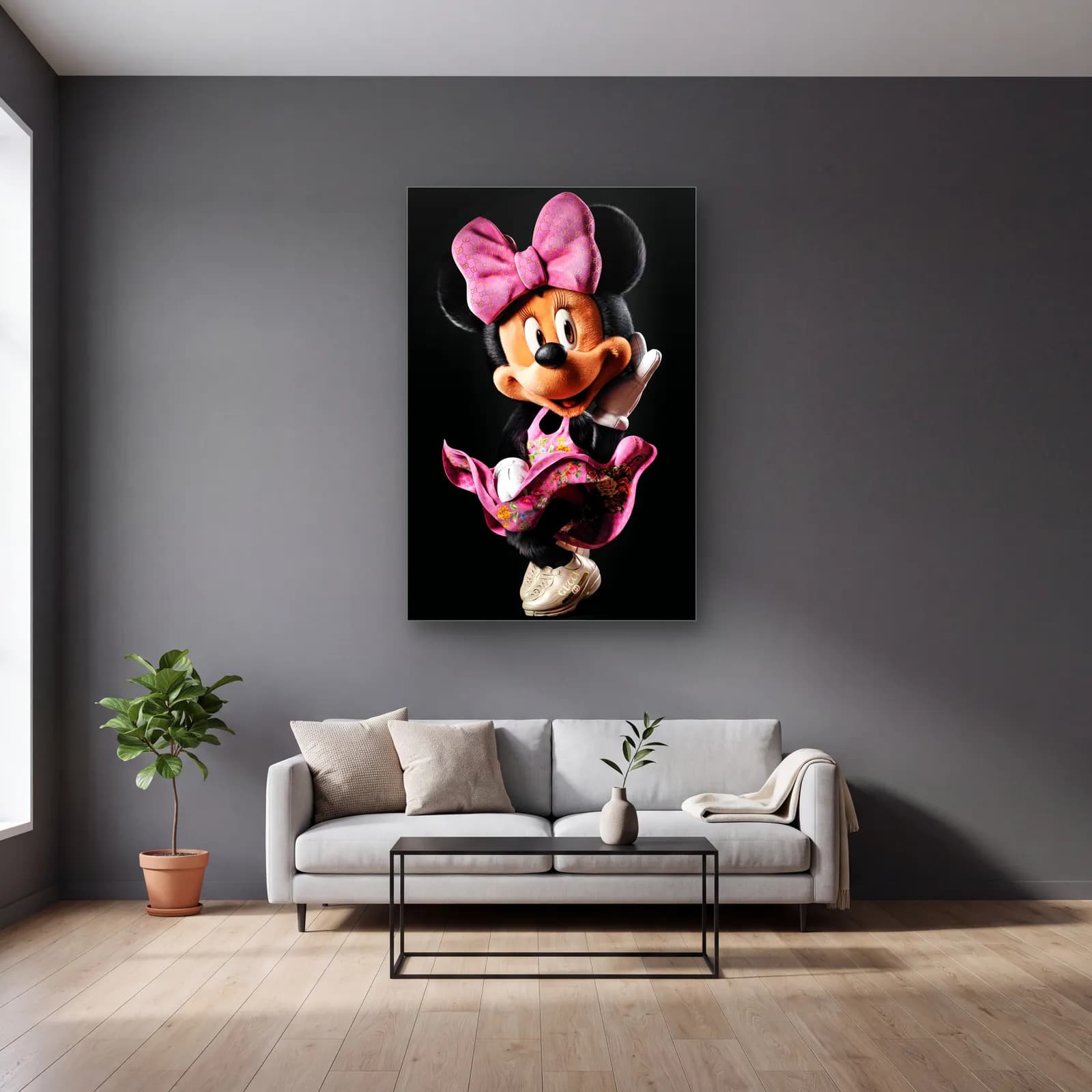 Pembe Fiyonklu 3D Minnie Mouse cam tablo — gri duvarlı salonda