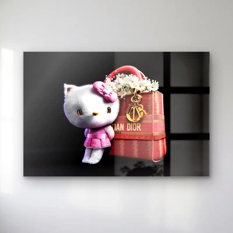 Dior Çantalı Hello Kitty Yatay cam tablo — Papatya dolu kırmızı Dior desenli çanta yanında pembe elbiseli Hello Kitty