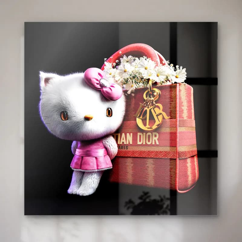 Dior Çantalı Hello Kitty Kare cam tablo — Papatyalı Dior desenli kırmızı çantaya yaslanan pembe elbiseli Hello Kitty