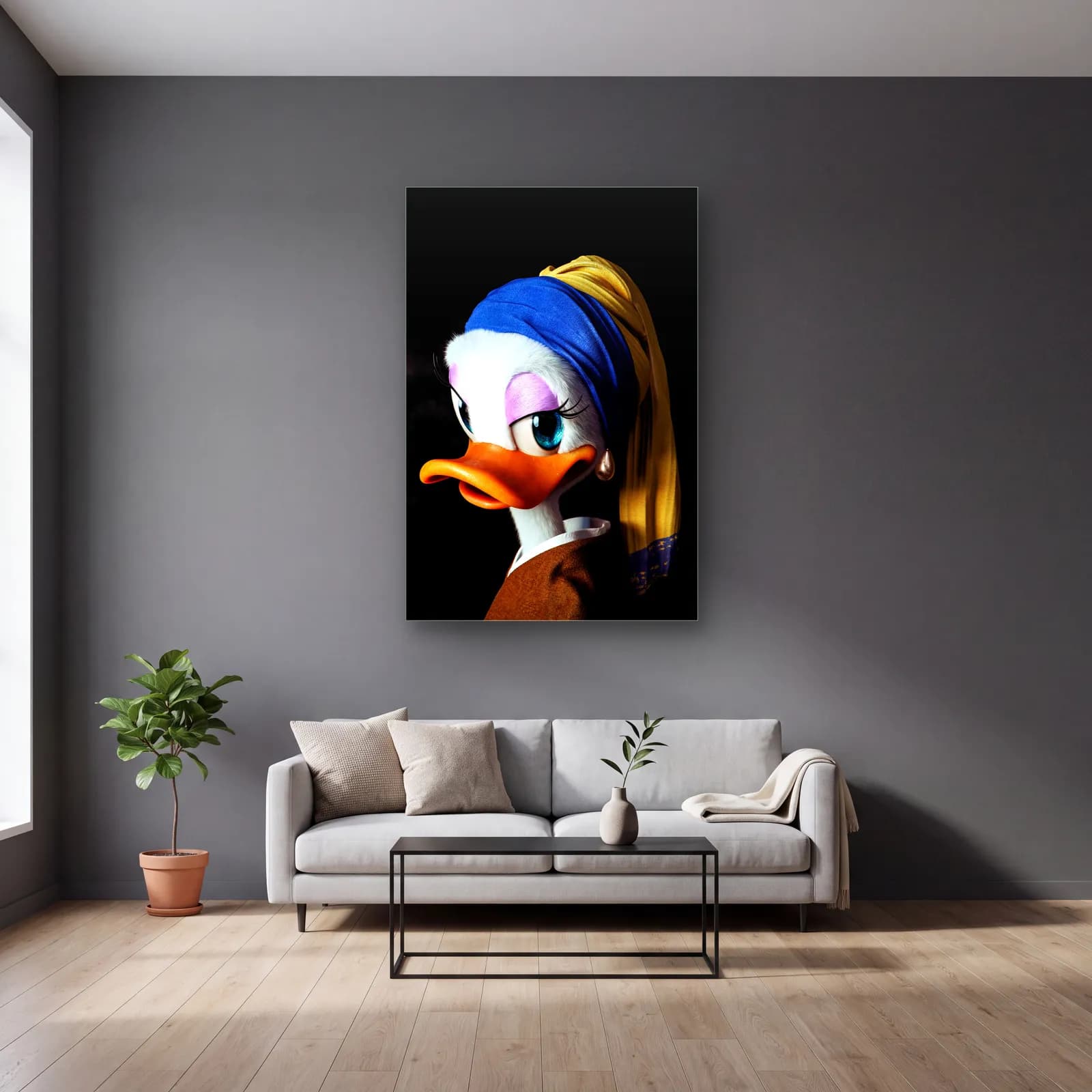 İnci Küpeli Kız Daisy Duck cam tablo — gri duvarlı salonda
