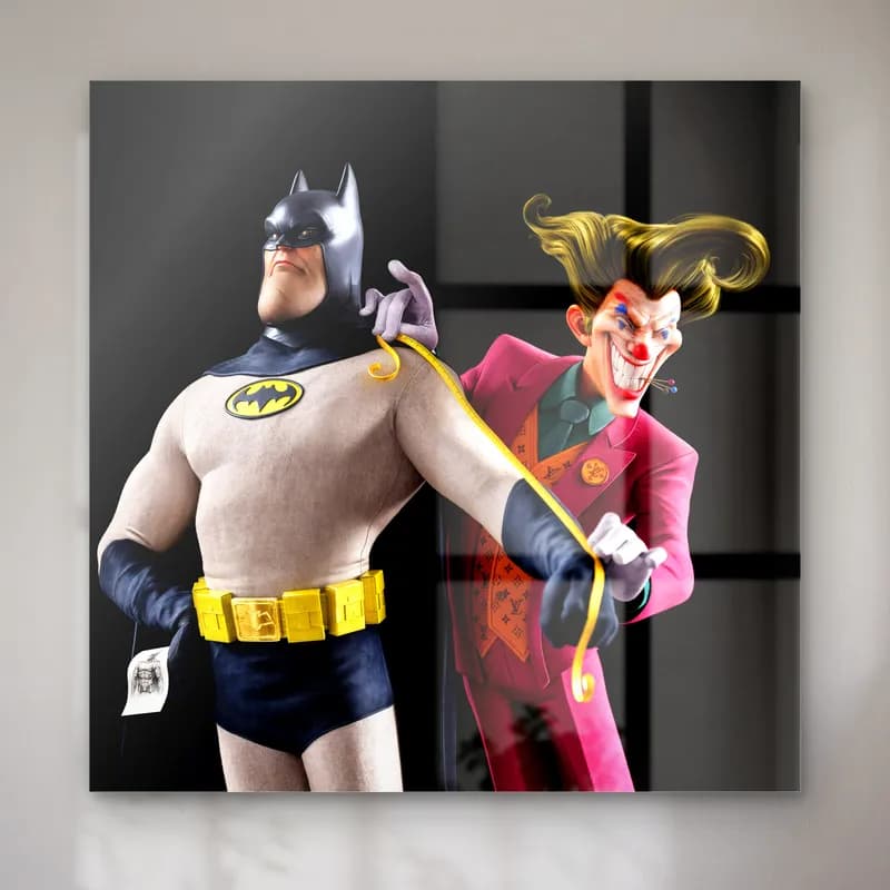 Batman ve Joker Terzi Provası cam tablo — Mezura ile Batman’in ölçüsünü alan mor takım elbiseli Joker