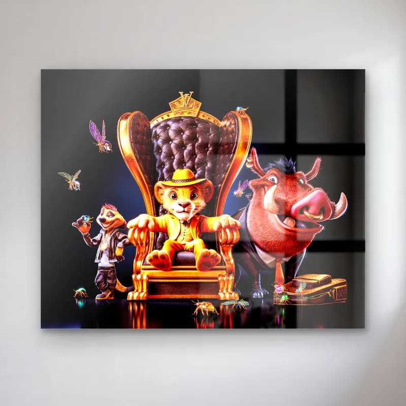 Tahttaki Simba, Timon ve Pumbaa cam tablo — Mor kadife altın tahtta oturan Simba, yanında Timon ve Pumbaa