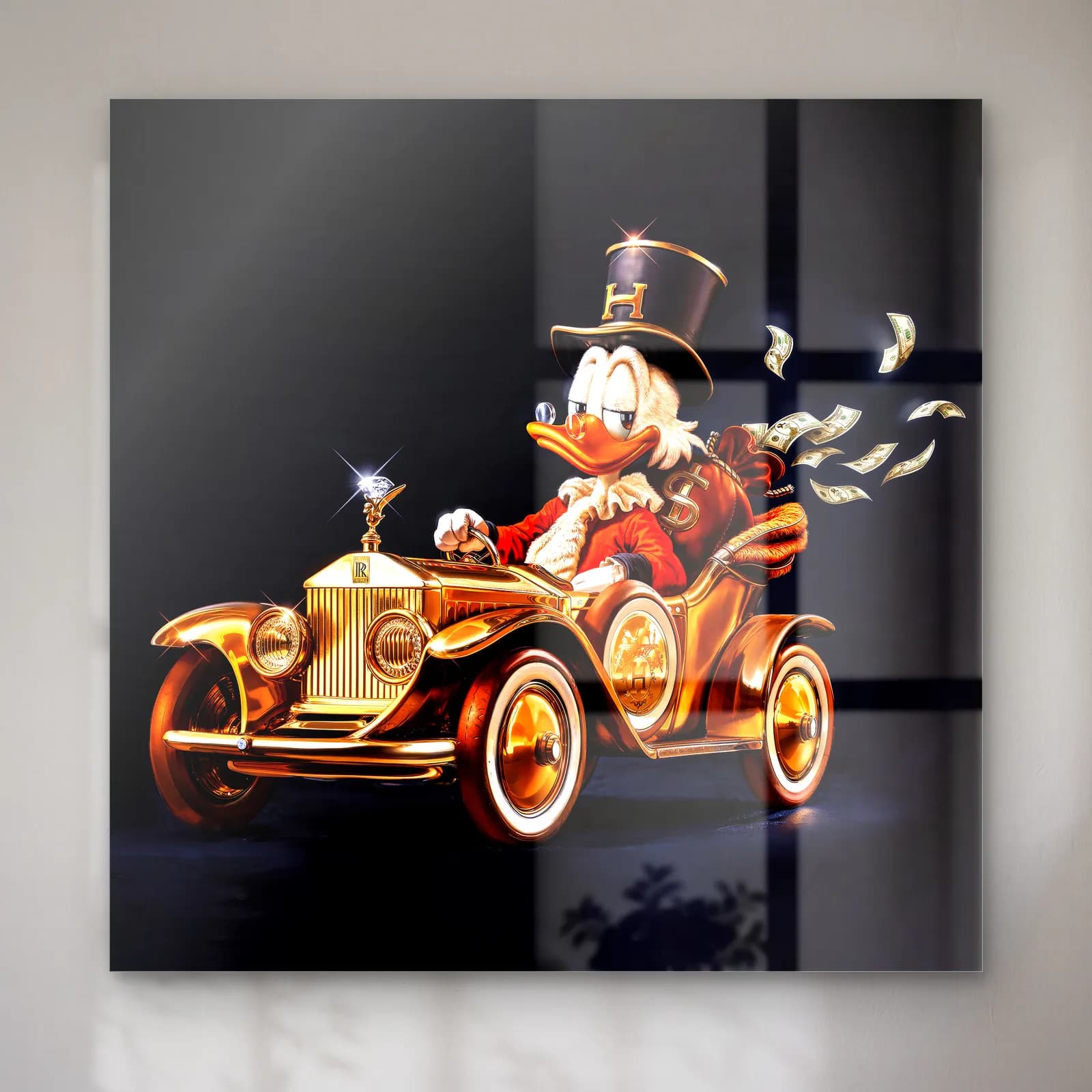 Altın Klasik Otomobilde Scrooge cam tablo — Havada uçuşan dolarlar arasında altın vintage otomobil süren 3D Scrooge
