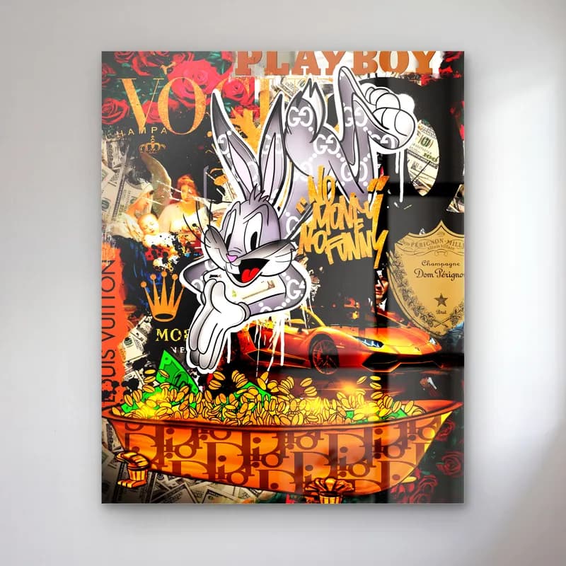 Grafiti Kolajlı Bugs Bunny cam tablo — Dergi ve marka kolajı üzerinde altın dolu kasede uzanan grafiti Bugs Bunny