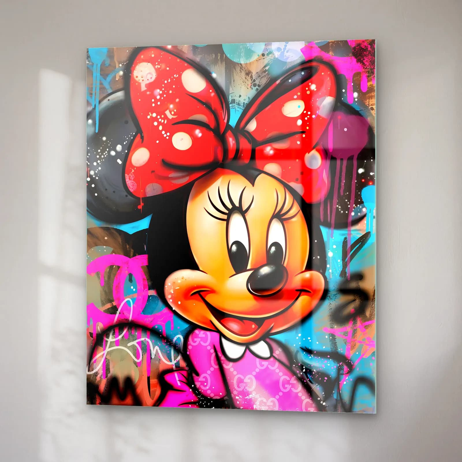 Grafiti Minnie Mouse Portresi cam tablo — sağ açıdan görünüm