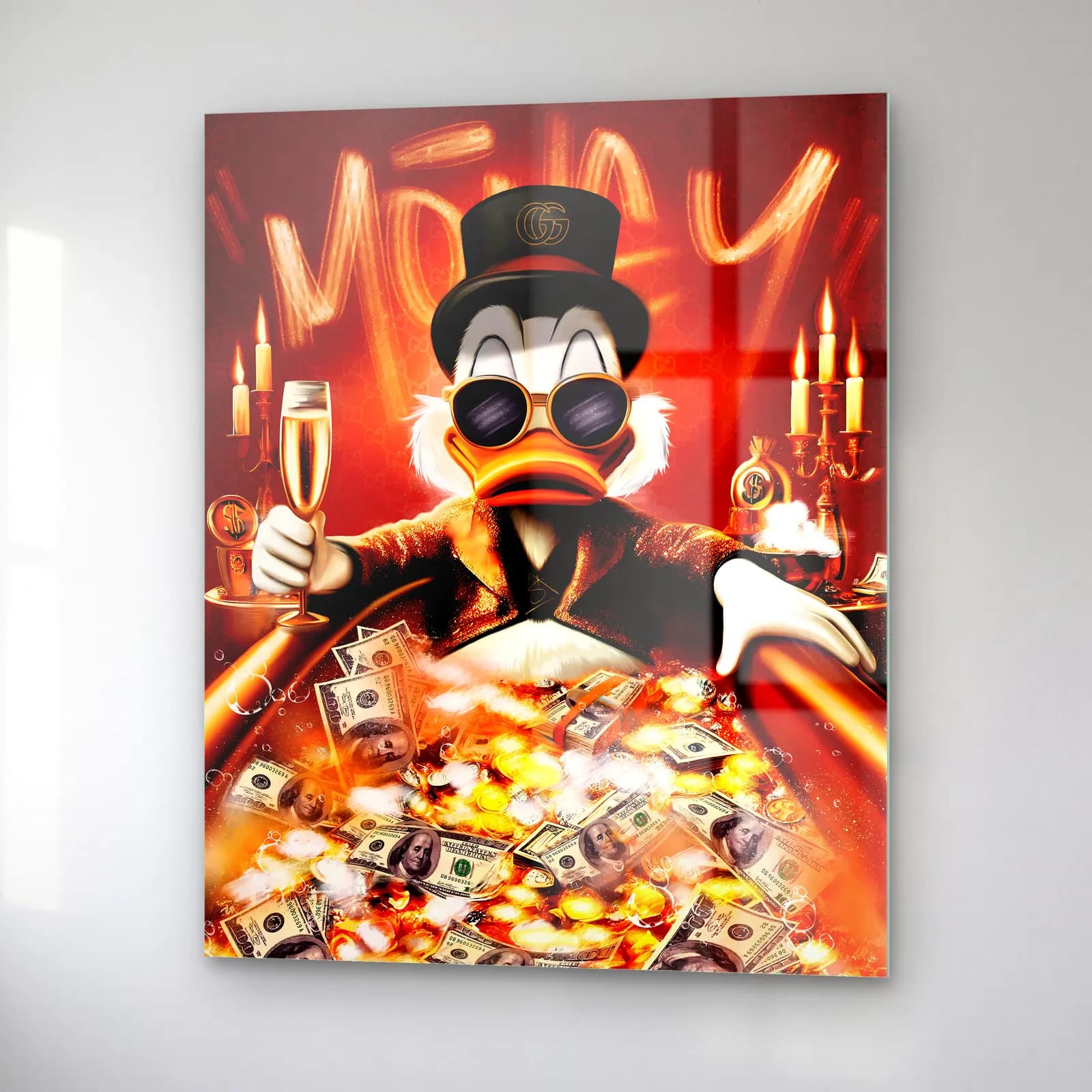 Şampanyalı Scrooge Money Yazılı cam tablo — sağ açıdan görünüm