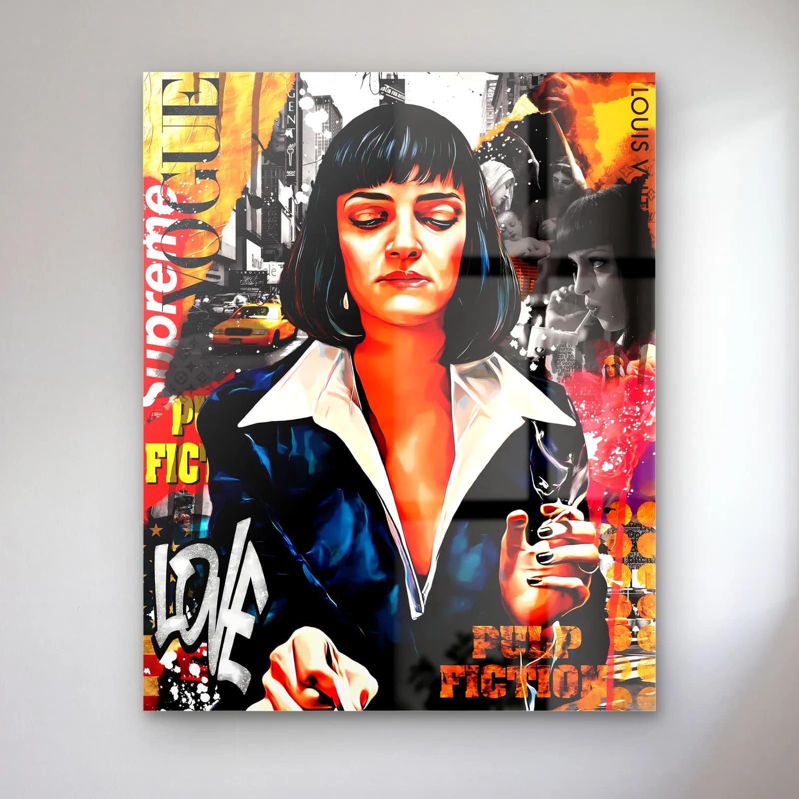 Pulp Fiction Mia Wallace Kolajı cam tablo — Dergi ve grafiti kolajı önünde kısa siyah saçlı Mia Wallace portresi