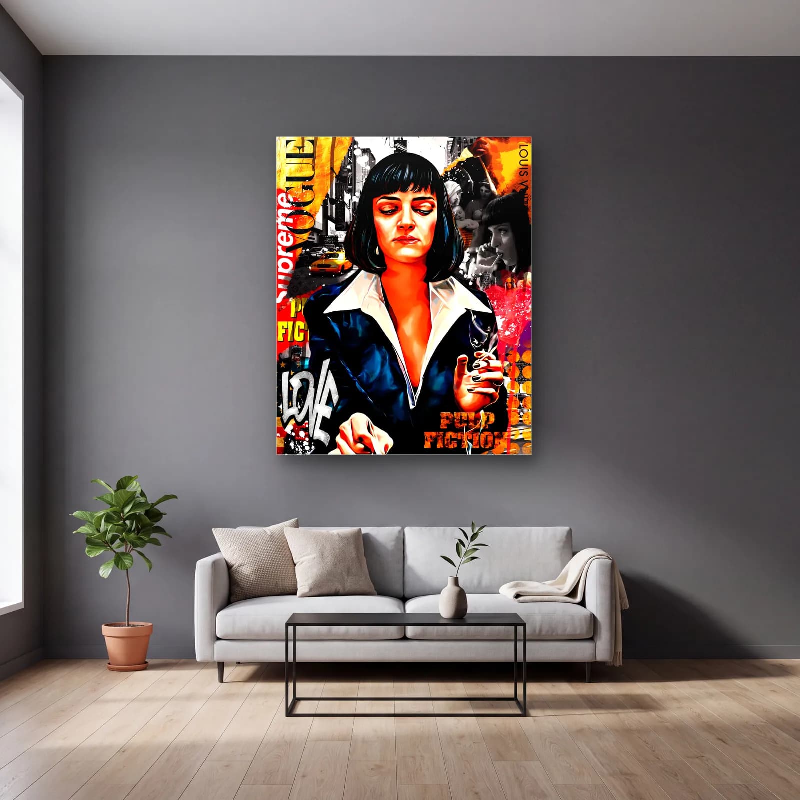 Pulp Fiction Mia Wallace Kolajı cam tablo — gri duvarlı salonda