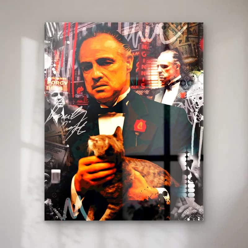 Kucağında Kediyle Baba Vito Corleone cam tablo — Kucağında turuncu kedi tutan smokinli Vito Corleone, grafiti kolajlı