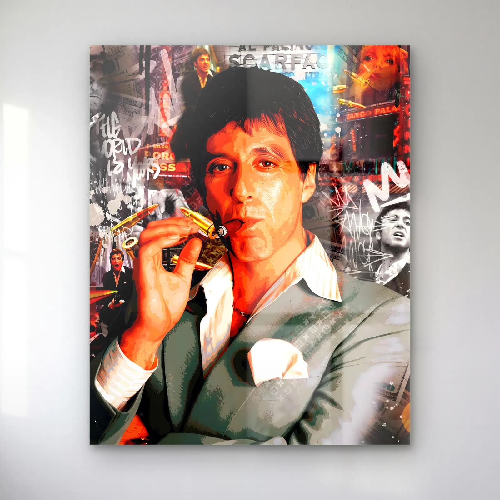 Puro İçen Tony Montana Kolajı cam tablo — Siyah beyaz grafiti kolaj önünde puro yakan açık yeşil ceketli Tony Montana